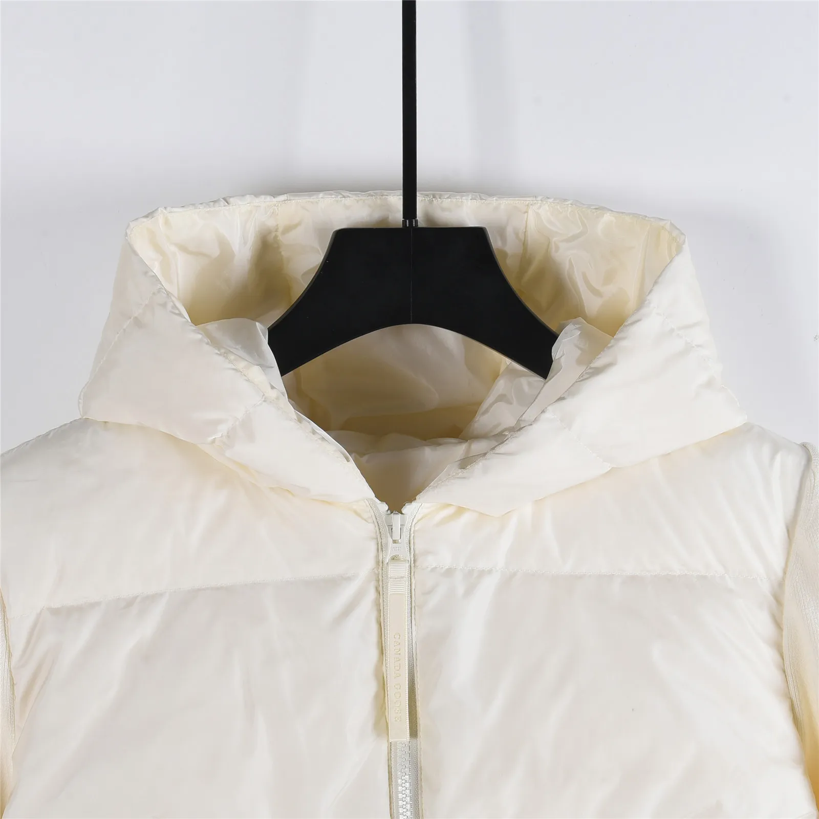 P820 ​​Big Goose 90 down knitted splicing stand collar Snow White 2nd generation down jacket Canada Goose Canada Goose 6507w HyBridge series FW24 windproof and waterproof splicing stand collar long sleeve wool short down jacket for women Knitted splicing thin down jacket! At this time of year, several sweaters with down are released. In fact, the evergreen style of sweaters and down is a basic style. It can be worn alone or layered, which will give it a more layered look!!! The front is down, and the back and two sleeves are made of wool blended fabrics. The soft and delicate knitted feel is not irritating at all! The texture is amazing, the velvet is large, delicate and stemless, and full of fluffiness! The filling is sufficient, and the thermal performance is second to none!!! It is windproof and warm, eliminating any possibility of velvet running. It feels silky and smooth, and the stiffness is also very good. The upper body will not look bloated, and the evergreen style with spliced ​​design! Color: Cotton straw white, black Size: S, M, L,